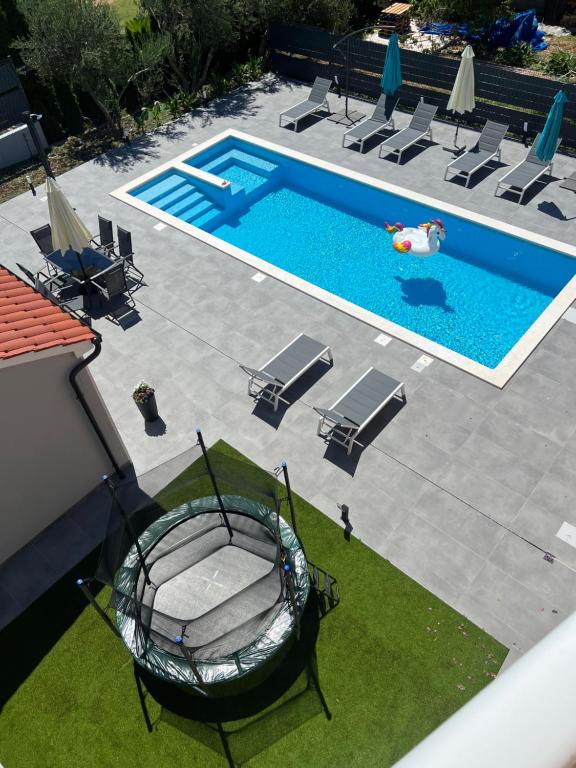Bazén v ubytovaní Apartment Marija 1 seaview alebo v jeho blízkosti