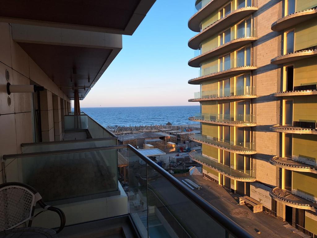 ママイア・ノルドにあるGreen&Seaの建物のバルコニーから海の景色を望めます。