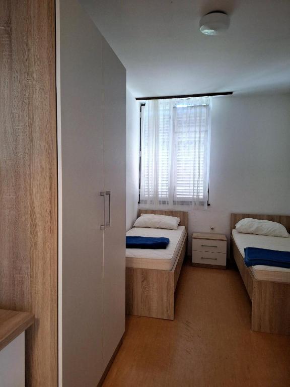 Postel nebo postele na pokoji v ubytování Youth Hostel Pinesta