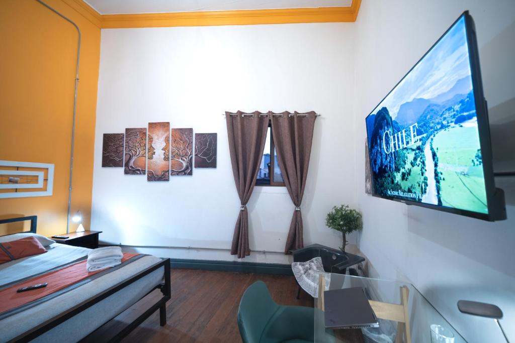 TV a/nebo společenská místnost v ubytování Maki Hostels & Suites Valparaiso