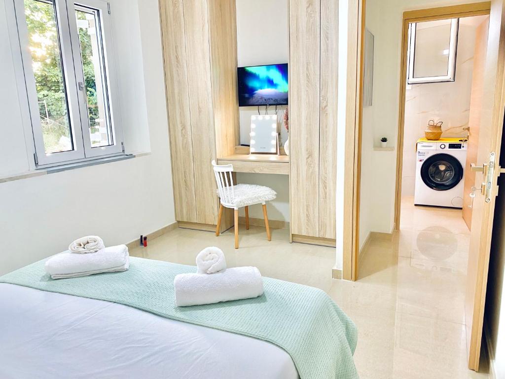 Un dormitorio con una cama con toallas. en Riverside apartments, en Lefkada