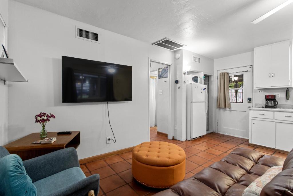 Una cocina o cocineta en Sunlit Palm Cottage in Uptown Phoenix