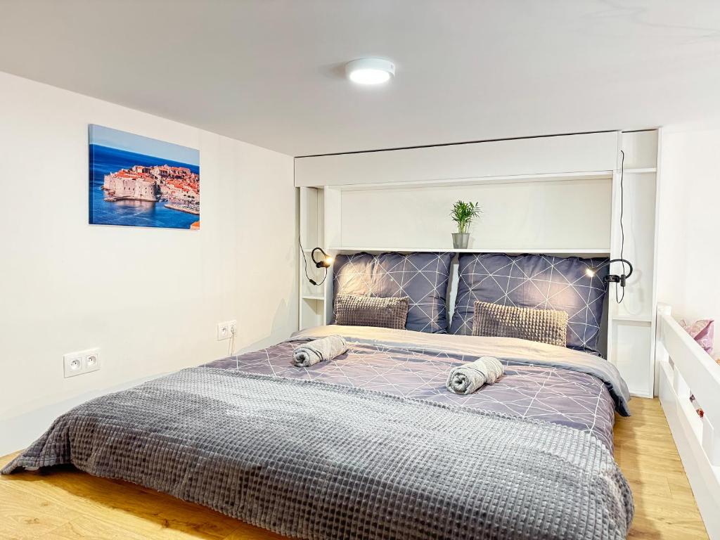 Postel nebo postele na pokoji v ubytování Free Parking - Cozy apartment near Vyšehrad Railway Bridge