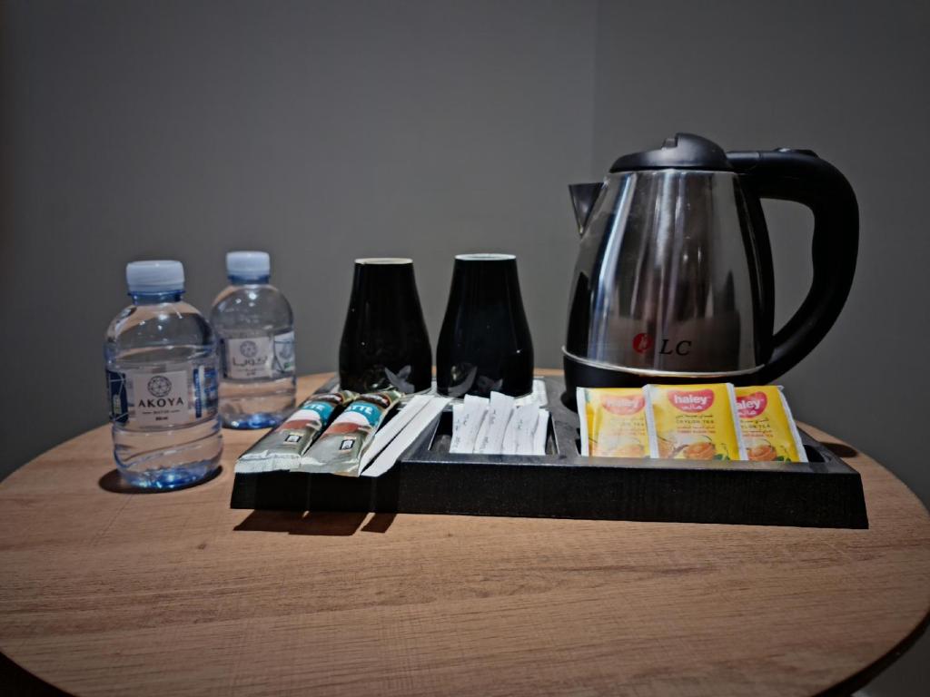 Příslušenství pro přípravu čaje a kávy v ubytování فندق ليوان ان Liwan Inn HOTEL