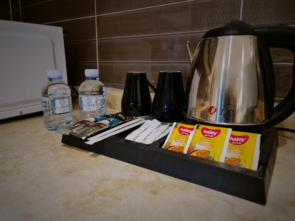 Příslušenství pro přípravu čaje a kávy v ubytování فندق ليوان ان Liwan Inn HOTEL