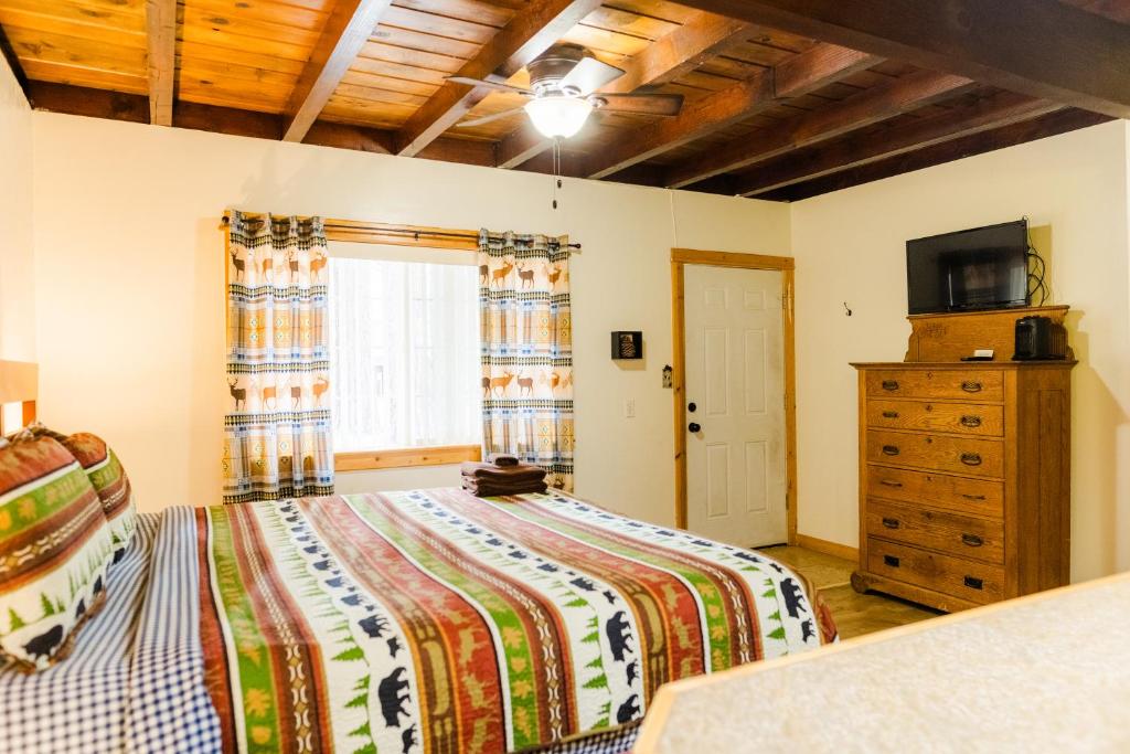 Postel nebo postele na pokoji v ubytování The Washoe Lodge