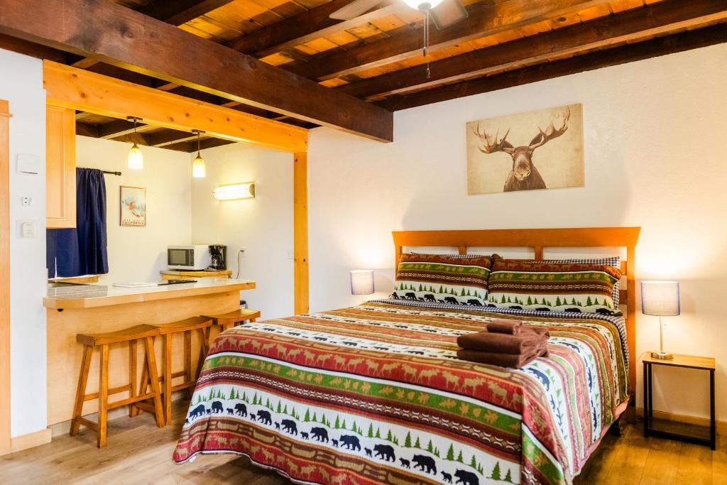 Postel nebo postele na pokoji v ubytování The Washoe Lodge