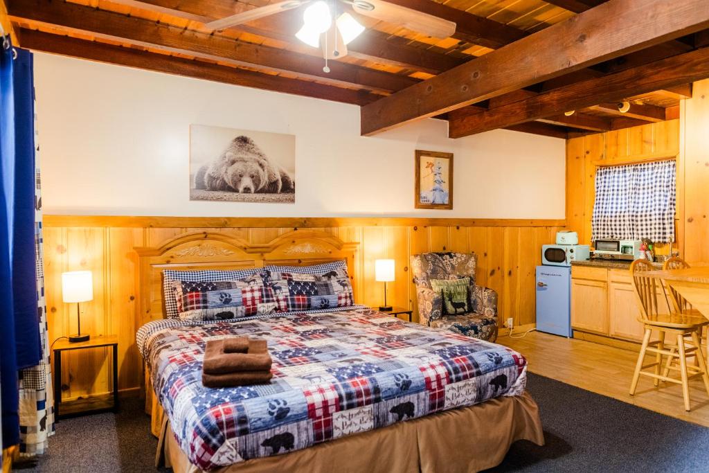 Postel nebo postele na pokoji v ubytování The Washoe Lodge