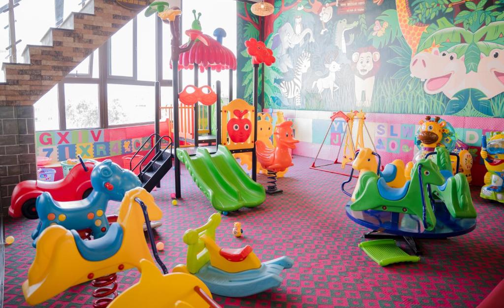 Khu vui chơi trẻ em tại Thanh Lich Royal Boutique mang đến không gian an toàn và sinh động với cầu trượt, đồ chơi và các hoạt động sáng tạo. Đây là tiện ích phù hợp cho gia đình có trẻ nhỏ, giúp các bé có thêm thời gian vui chơi ngay tại khách sạn trong khi bố mẹ thư giãn.