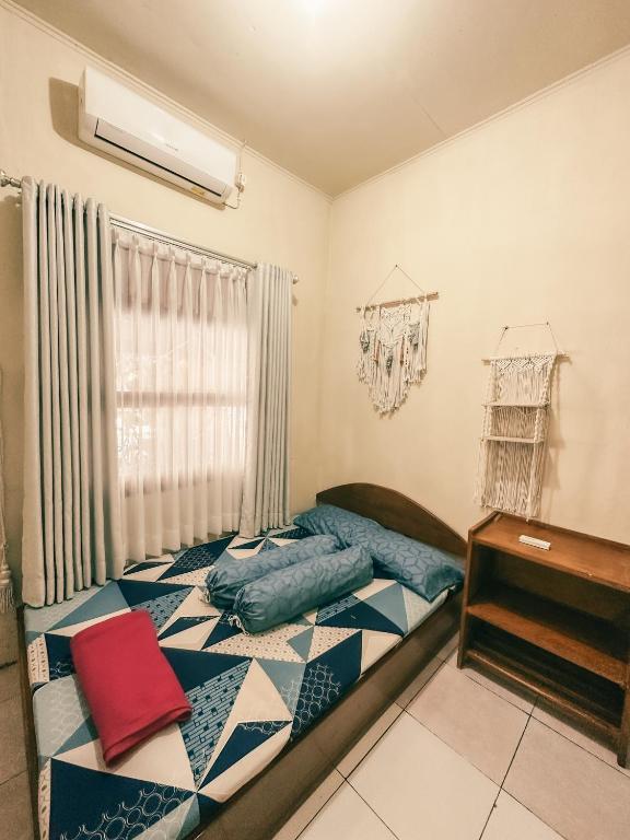 Postel nebo postele na pokoji v ubytování Sadewa homestay batukaras