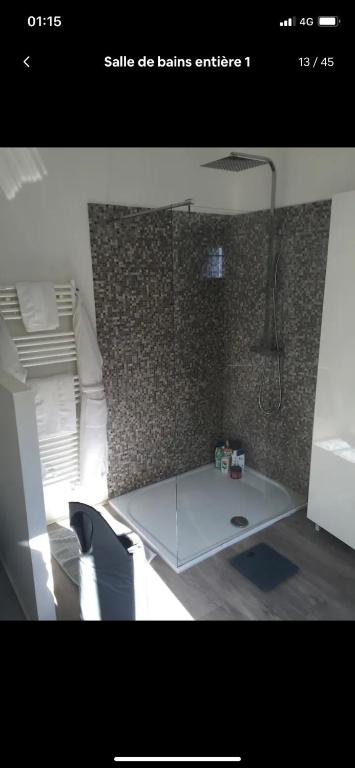 Cette chambre comprend une table blanche et un mur. dans l'établissement Villa style Ibiza 3 chambres, vue mer jacuzzi, à Mandelieu-la-Napoule