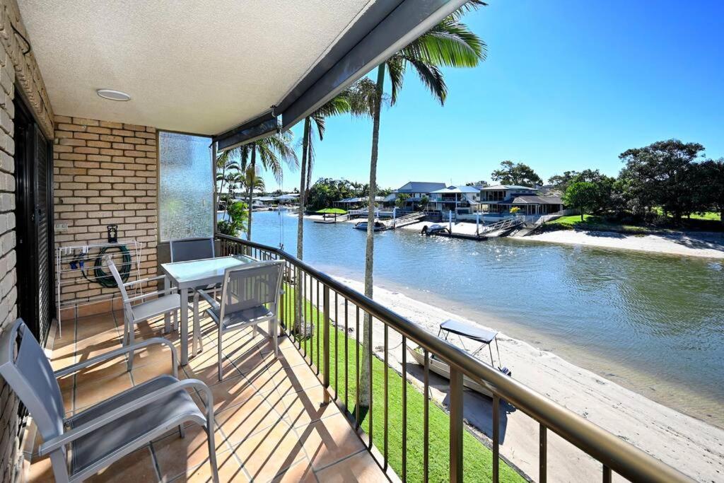 balcone con tavolo, sedie e vista sul fiume di Mooloolaba Tranquil Hideaway a Mooloolaba