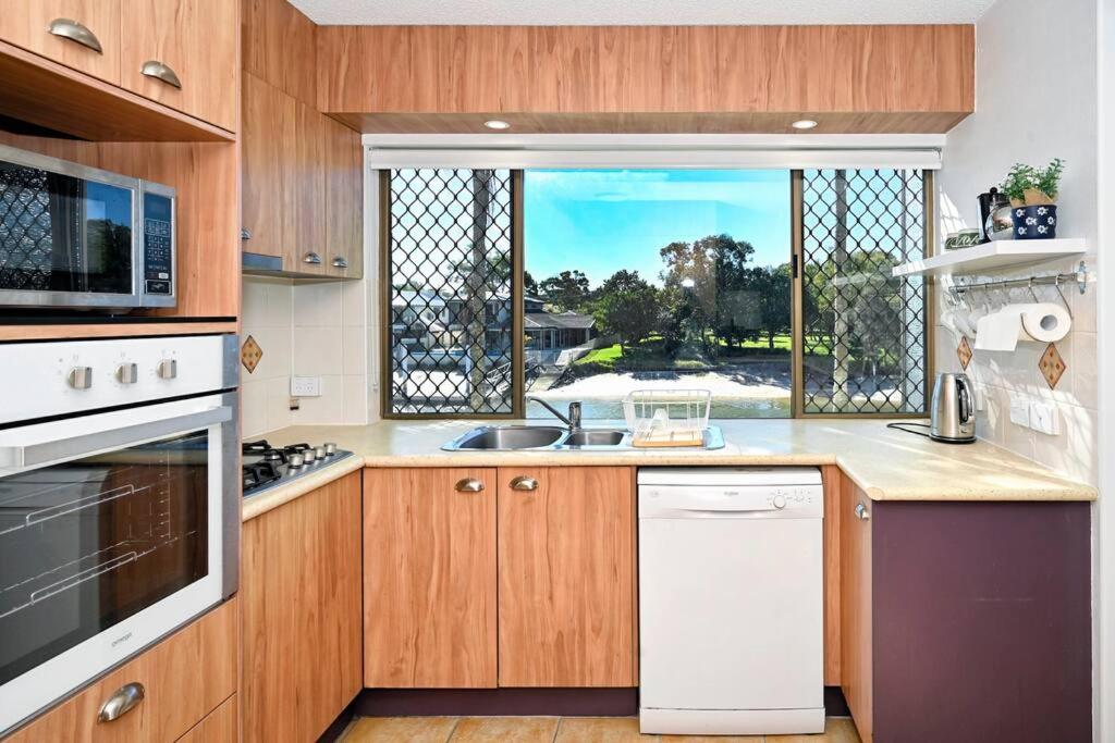 Cucina o angolo cottura di Mooloolaba Tranquil Hideaway