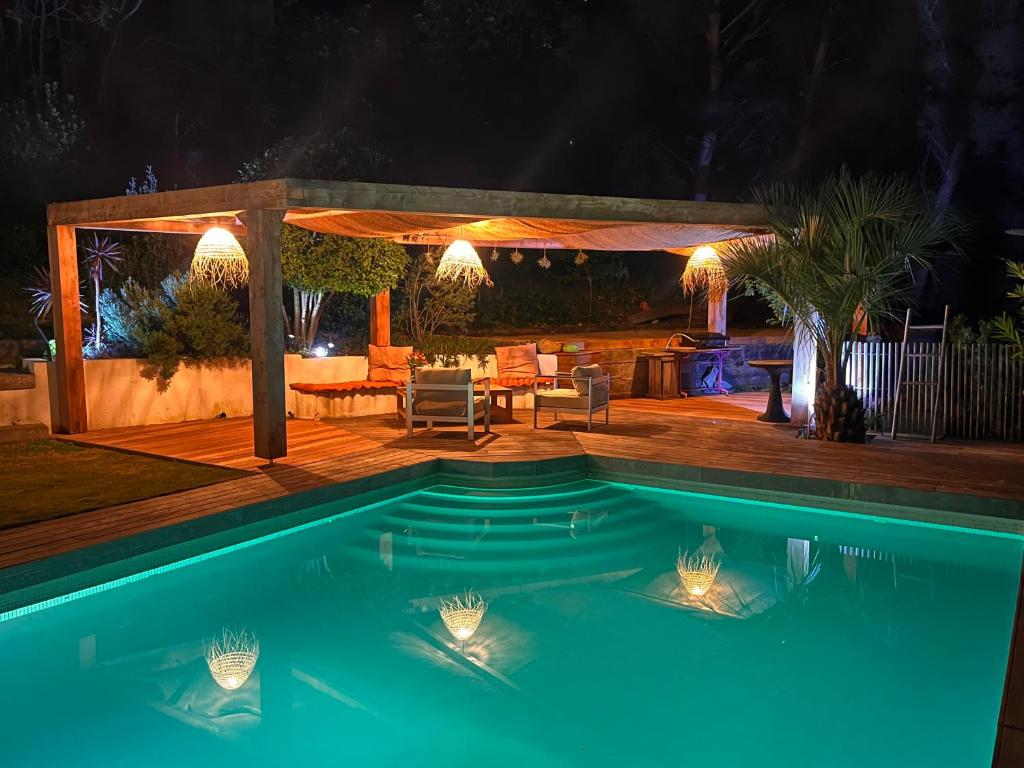 une piscine dans un jardin la nuit dans l'établissement VILLA AXEL, à Marseille