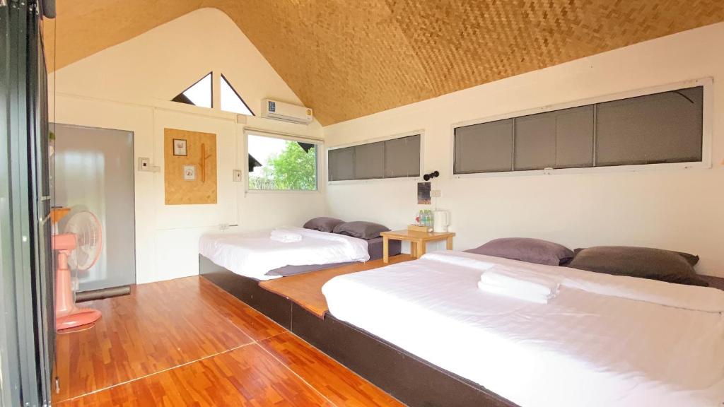 Postel nebo postele na pokoji v ubytování บ้านติดดิน รีสอร์ท เชียงคาน