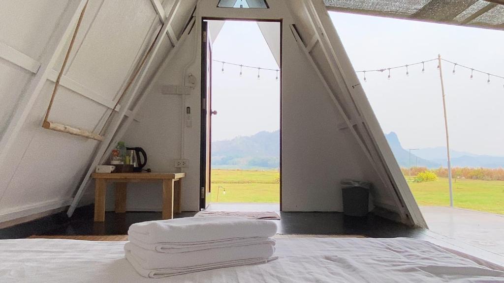Postel nebo postele na pokoji v ubytování บ้านติดดิน รีสอร์ท เชียงคาน