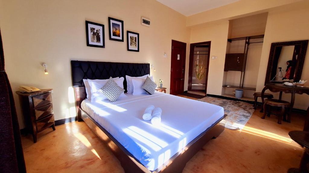 Postel nebo postele na pokoji v ubytování Rumaisa Hotel