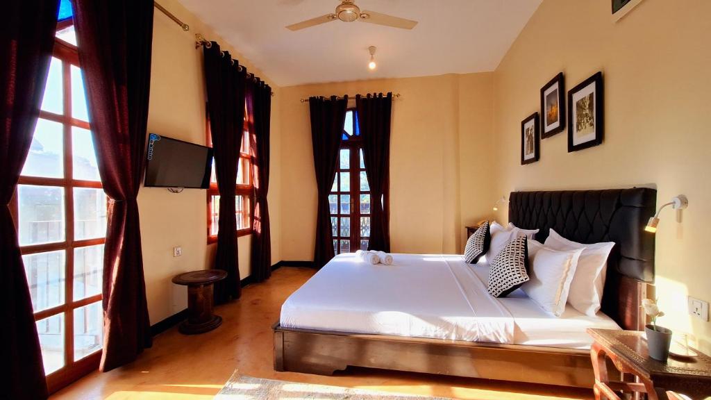 Postel nebo postele na pokoji v ubytování Rumaisa Hotel