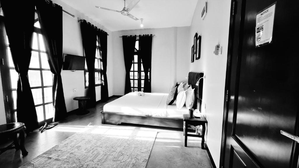 Postel nebo postele na pokoji v ubytování Rumaisa Hotel