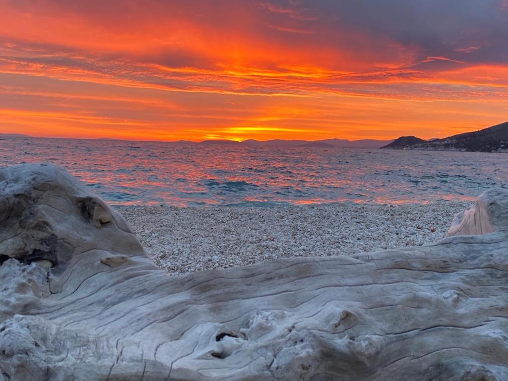 una escultura de arena en una playa al atardecer en frankopan, en Jesenice