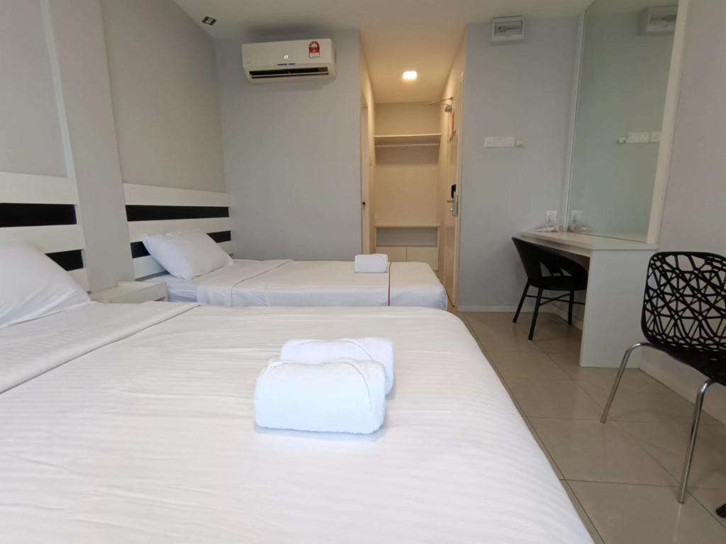 Letto o letti in una camera di LEA GUEST HOUSE & CAFE Lukut