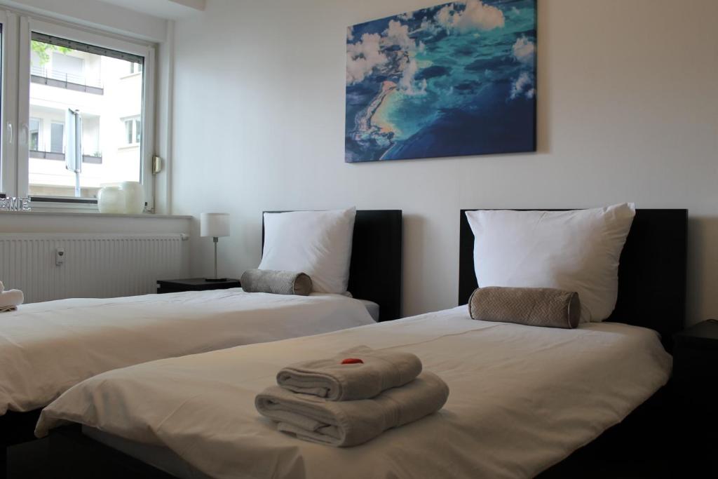 two beds sitting next to each other in a bedroom at Zimmer mitten in der Stadt 400 Meter zum Bahnhof in Paderborn