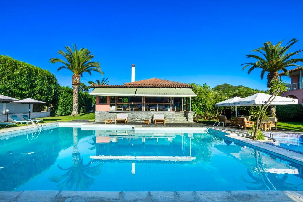Bazén v ubytování Hotel Hanioti Village Spa nebo v jeho okolí