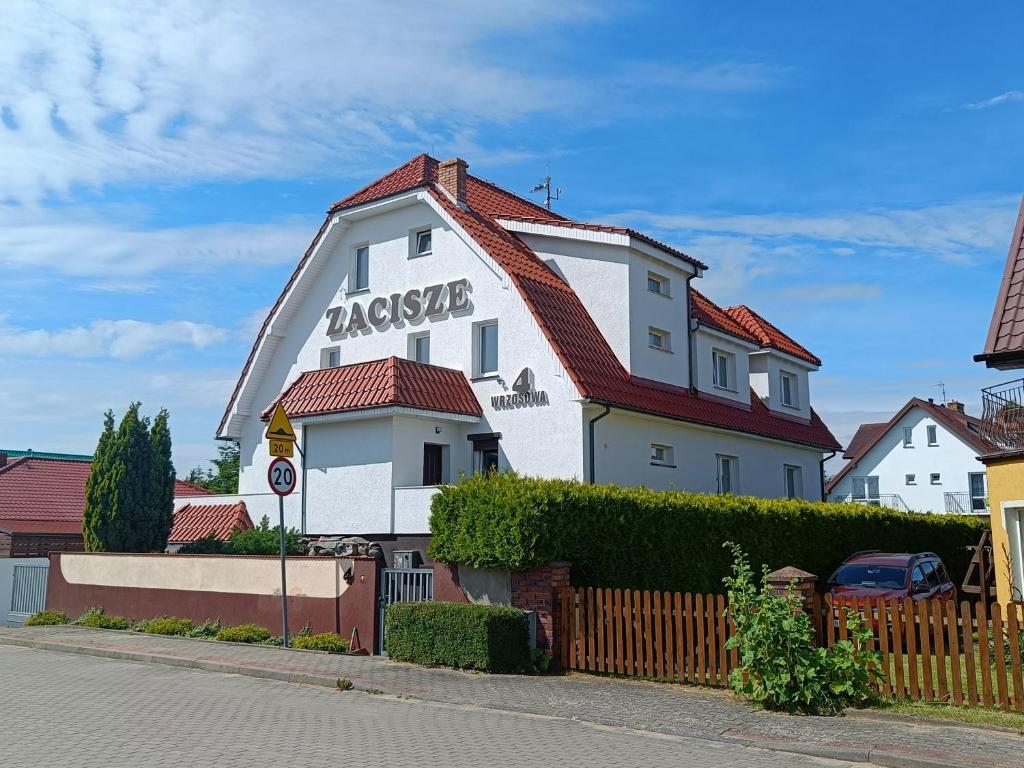 a white house with a red roof at Willa Zacisze Sianożęty in Sianozety