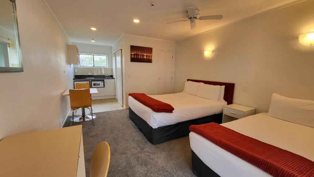 Postel nebo postele na pokoji v ubytování Manukau Motor Lodge