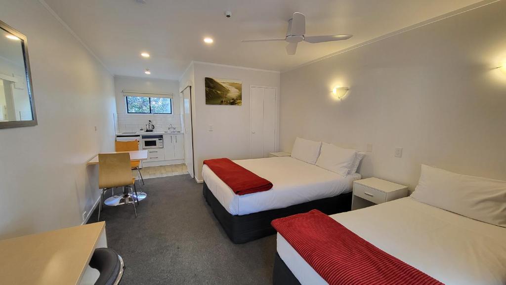 Postel nebo postele na pokoji v ubytování Manukau Motor Lodge