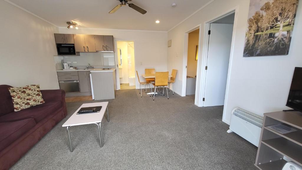 Kuchyň nebo kuchyňský kout v ubytování Manukau Motor Lodge