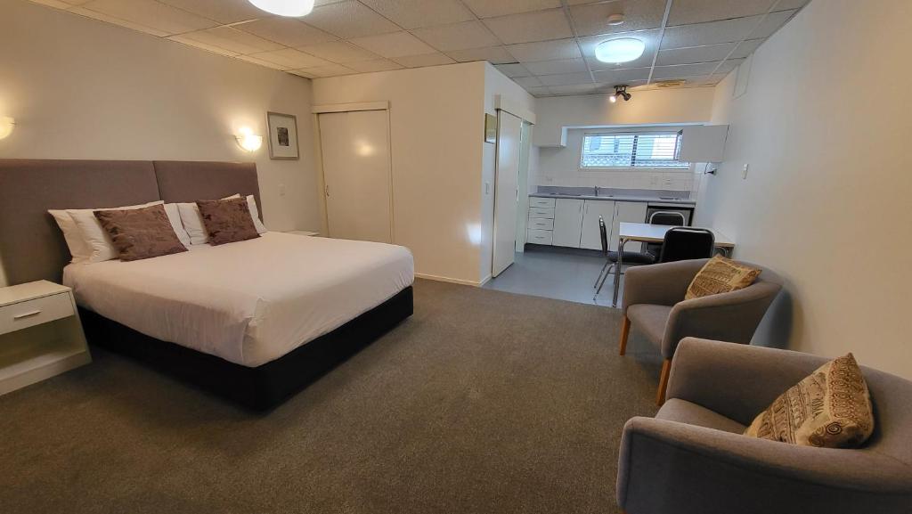 Postel nebo postele na pokoji v ubytování Manukau Motor Lodge