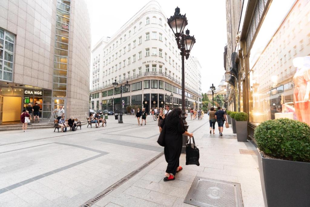 Váci utca street full centrum 1052 Budapest, 17 Deák Ferenc utca kép - 1