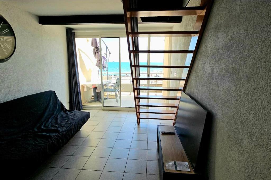 - un escalier dans une chambre avec vue sur l'océan dans l'établissement Appartement sur la plage, à Fos-sur-Mer