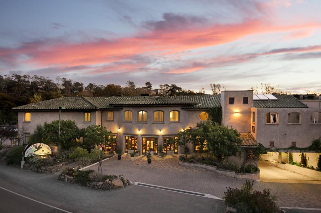 una vista aérea de una casa con puesta de sol en El Colibri Hotel & Spa en Cambria