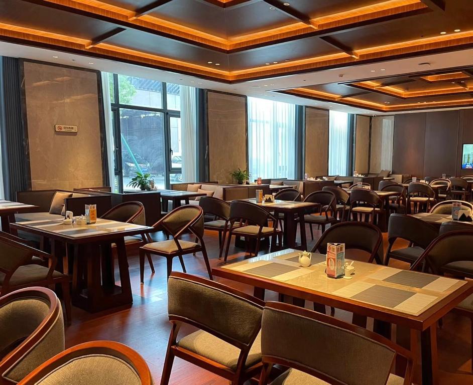 Restaurace v ubytování Guangzhou Zhicheng Leader Tour International Apartment-The Legend Building-FREE SHUTTLE BUS FOR CANTON FAIR-1mins to Line5 STN