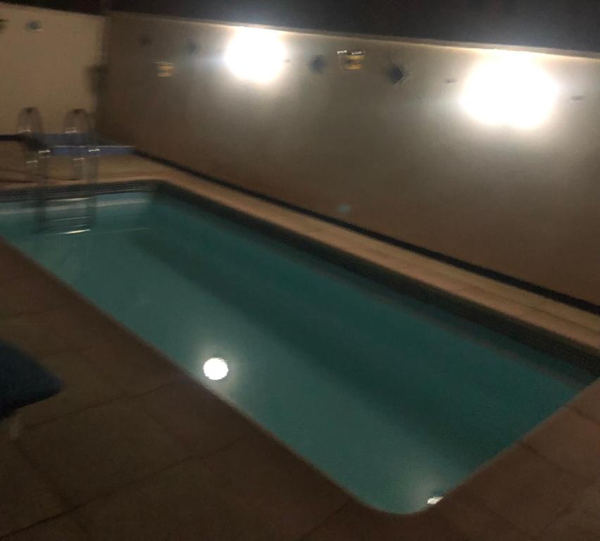 basen z oświetleniem po stronie budynku w obiekcie Calle Los Laureles, 36 Holiday Home w mieście Mollina