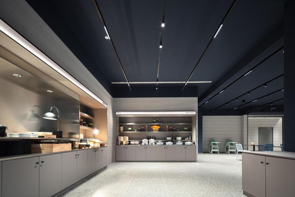 Kuchyň nebo kuchyňský kout v ubytování Atour Light Hotel Shanghai Daning International Shibei High-tech Park