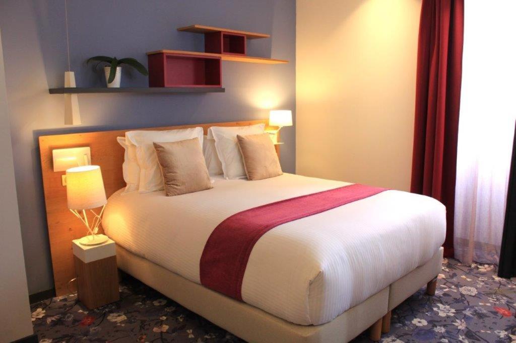 Postel nebo postele na pokoji v ubytování Hôtel Berria par La Maison de Pierre