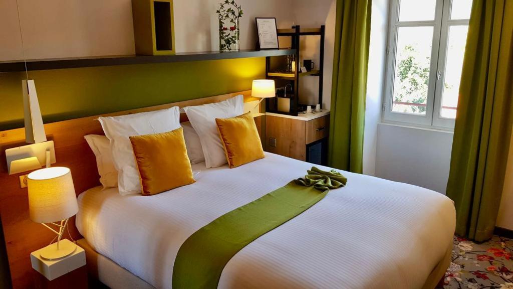 Postel nebo postele na pokoji v ubytování Hôtel Berria par La Maison de Pierre