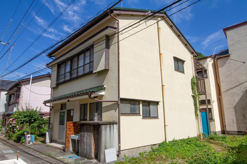 an old house in the street at SunRise STAY Atami Ajiro in Ajiro