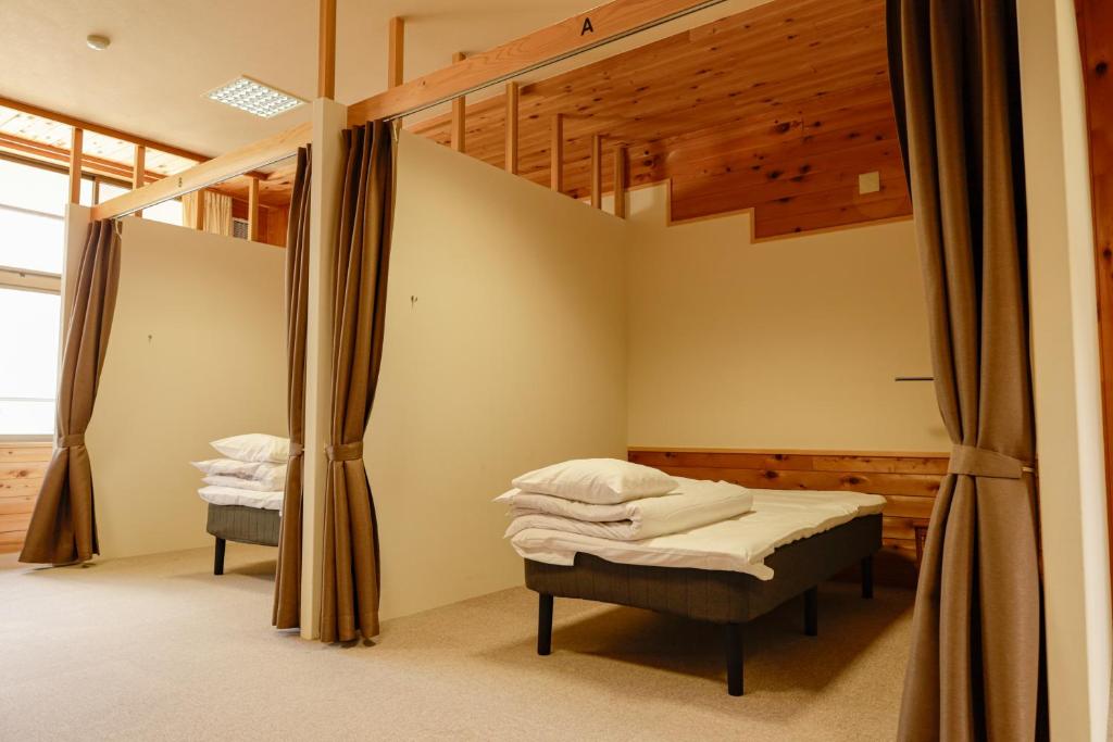 Postel nebo postele na pokoji v ubytování 馬籠ふるさと学校 Magome Furusato Gakkou