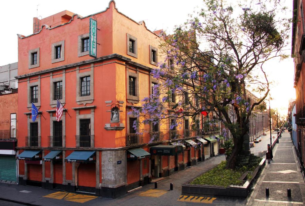 a building on the side of a street at Hotel Templo Mayor in Mexico City