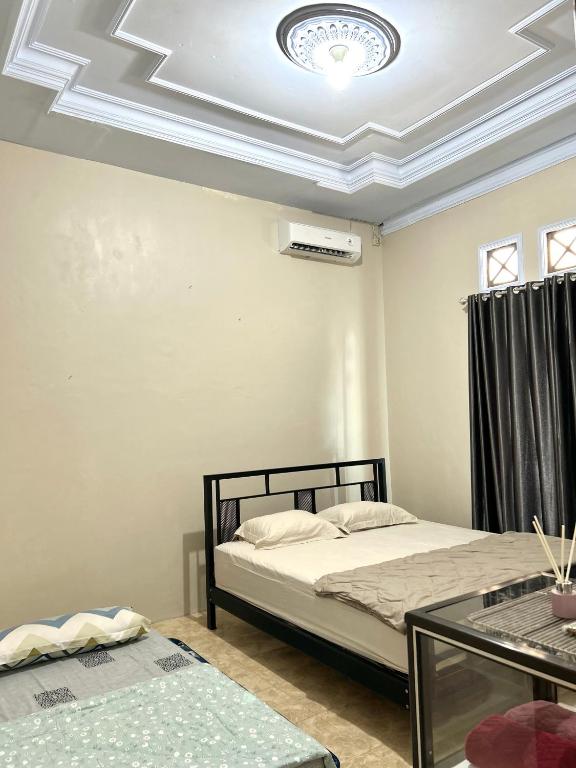 Кровать или кровати в номере HARMONI GUEST HOUSE tumpak sewu