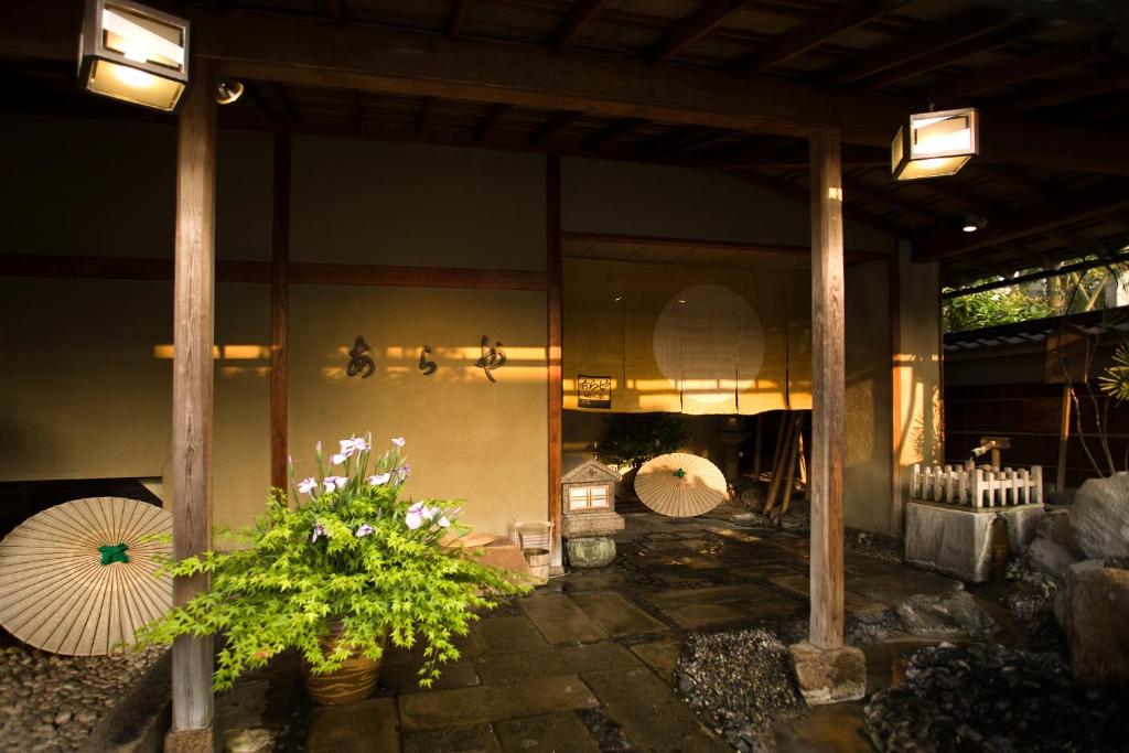 加賀市にあるあらや滔々庵の傘と花が目の前にある建物