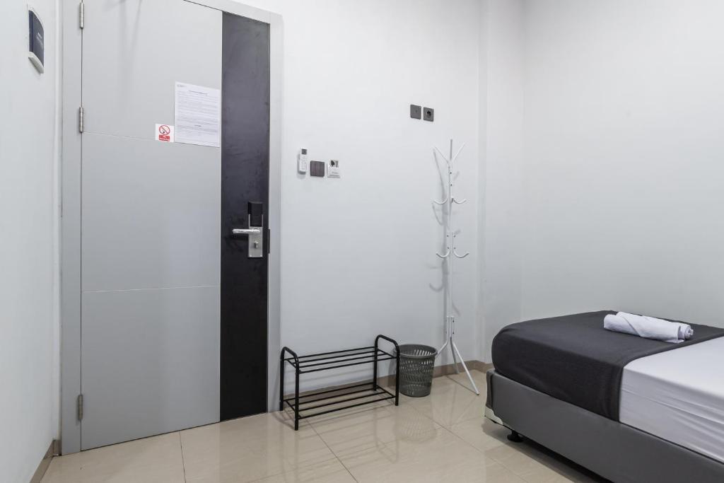 Postel nebo postele na pokoji v ubytování Monggo Mampir Tanjung Duren By Reccoma