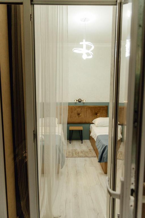 Postel nebo postele na pokoji v ubytování Tskaltubo Apartments