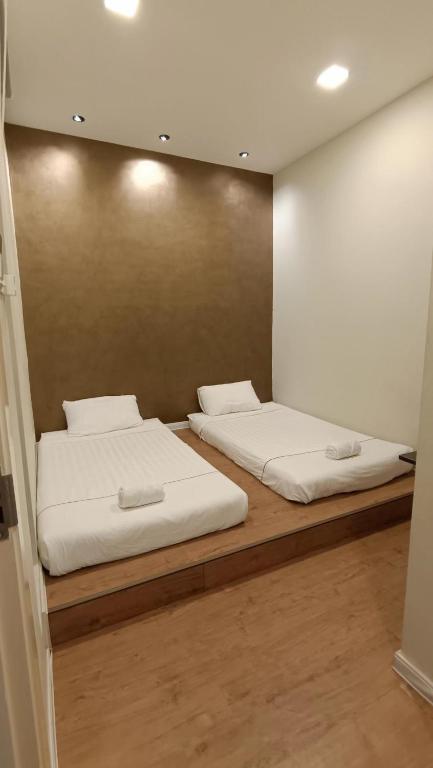 Letto o letti in una camera di LEA GUEST HOUSE & CAFE Lukut