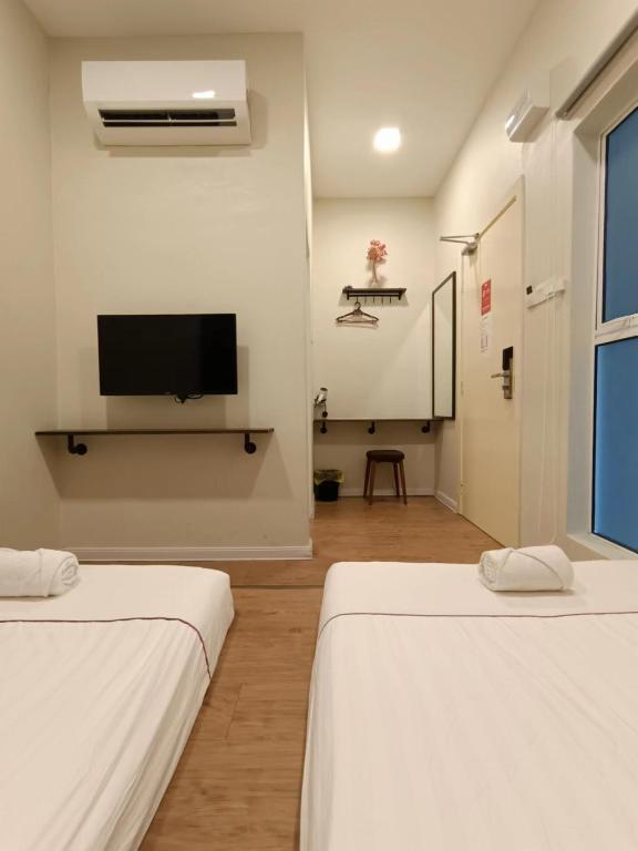 Letto o letti in una camera di LEA GUEST HOUSE & CAFE Lukut