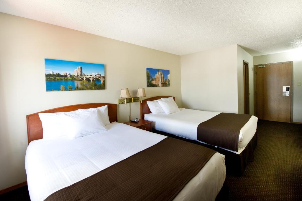 una habitación de hotel con 2 camas en una habitación en Riviera Motor Inn, en Saskatoon